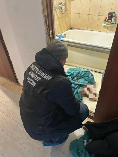 Беда. 
Мать утопила малышей, отец плачет в истерике.

