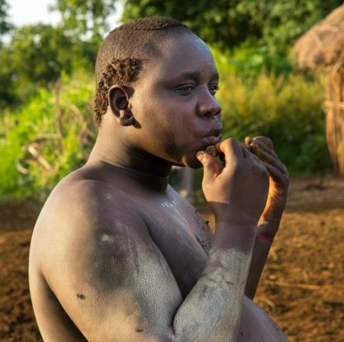 В долине омо на юге Эфиопии у племени боди стандарты мужской красоты полностью перевёрнуты.

