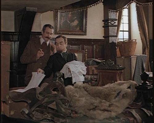 Съёмки легендарного детектива запомнились не только мистической атмосферой, но и невероятной химией между актёрами. 02