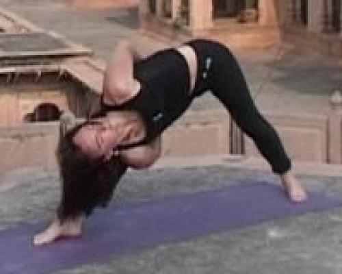 Позы стоя с опорой на две ноги. 07