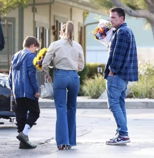 Бен аффлек и Джей Ло продолжают раздельно жить. 01