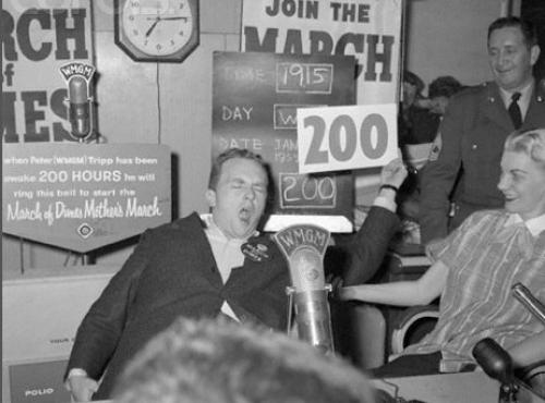 Питер трипп - человек, который не спал в прямом эфире 8 дней и сошел с ума.