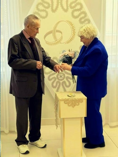 90-Летний житель вологды женился на любимой женщине.