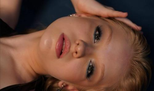 13-Летняя актриса Ева Смирнова опубликовала фото дерзкой фотосессии и заявила, что не планирует быть удобной для общества.

