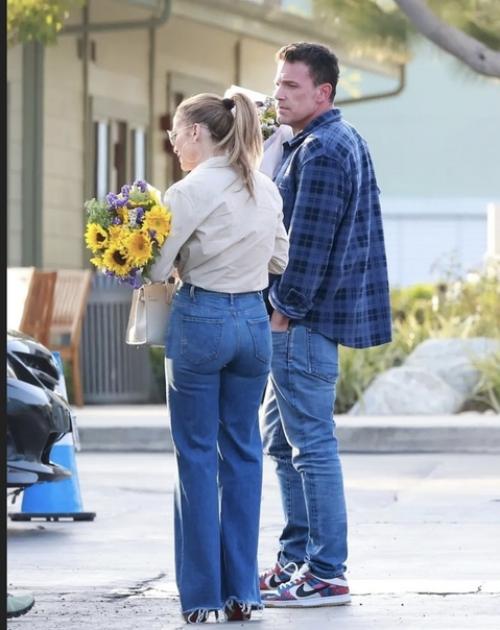 Бен аффлек и Джей Ло продолжают раздельно жить. 03