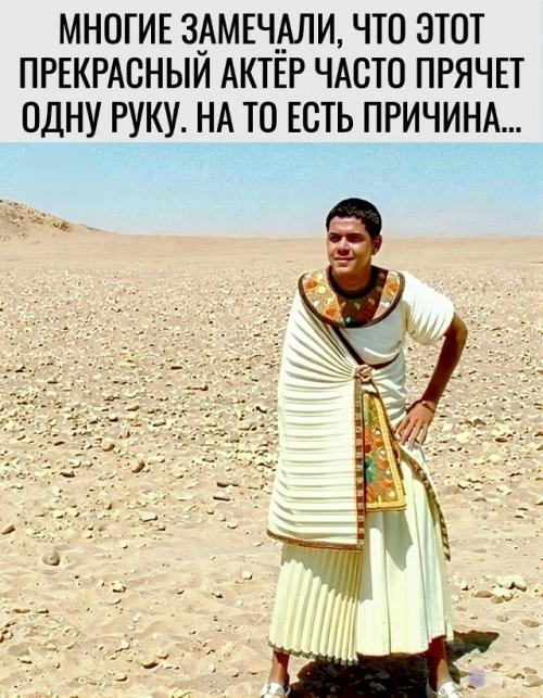 В детстве зрители заметили, что в фильмах жамель деббуз нередко прячет правую руку.  