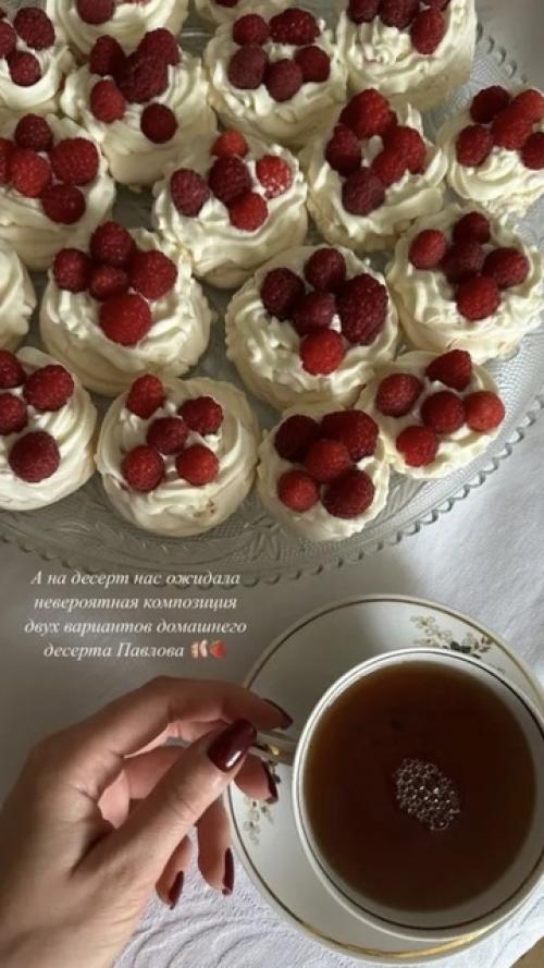 80-Летняя мама Анастасии Заворотнюк и внучка Анна отправились в тёплое семейное путешествие. 02