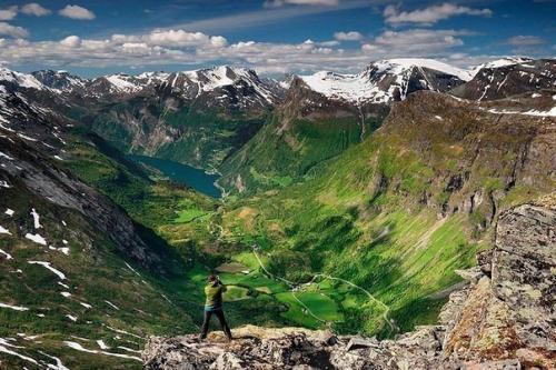Кто-то собирается в офис, а кто то собрал рюкзак на Амазонку.