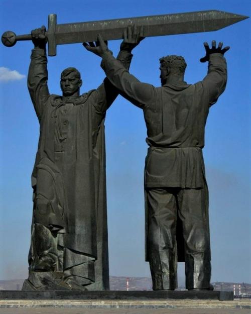Вектор победы: скрытый смысл легендарного памятника Тыл - Фронту в Магнитогорске. 01 Вектор победы: скрытый смысл легендарного памятника Тыл - Фронту в Магнитогорске. 01
