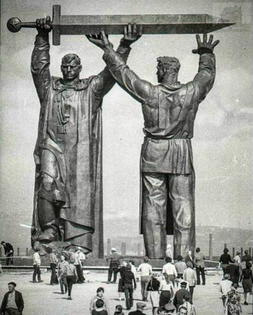 Вектор победы: скрытый смысл легендарного памятника 