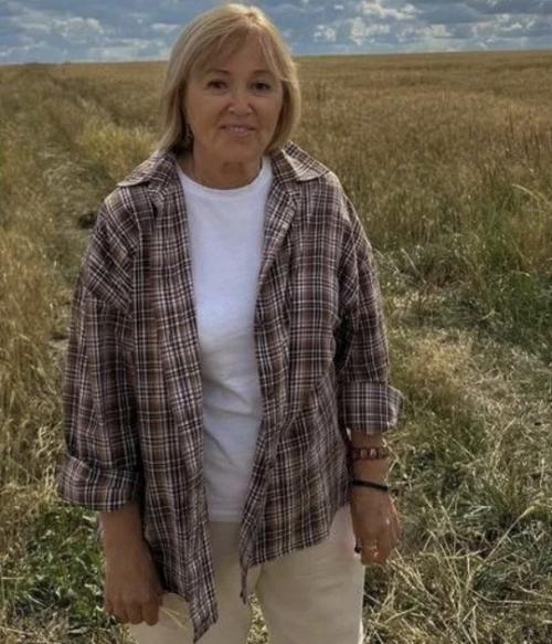 80-Летняя мама Анастасии Заворотнюк и внучка Анна отправились в тёплое семейное путешествие. 01