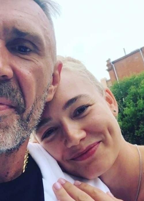 Оксана акиньшина влюбилась в Сергея Шнурова, когда ей было 15, а ему - 30. 01