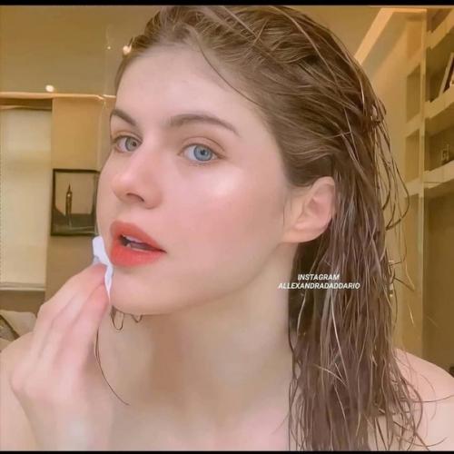 Александра даддарио с макияжем и без. 02
