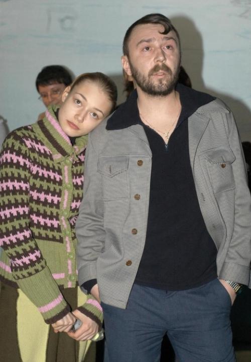 Оксана акиньшина влюбилась в Сергея Шнурова, когда ей было 15, а ему - 30. 04