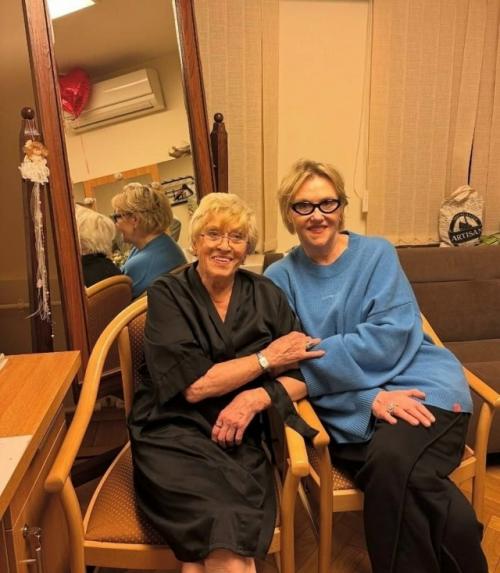 Ирина розанова показала фото с 90-летней Алисой Фрейндлих.
