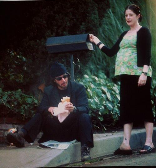 В 1998 году Киану ривз познакомился с Дженнифер сайм - их связь была тихой, но глубокой.  