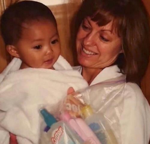 Мать бросила девочку в коробке на вокзале в китайской провинции и её удочерила американская семейная пара. 01