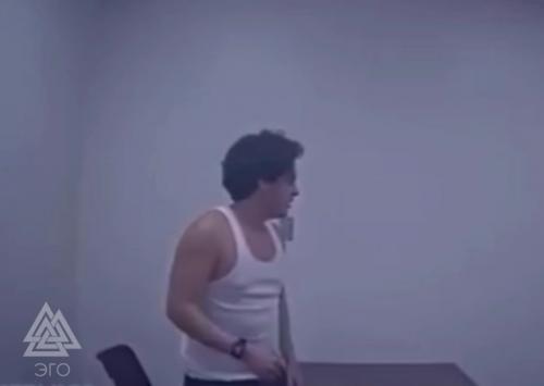 В США преступник сбежал из комнаты допроса, пробив стену ногами: до этого он признался, как расправился с семьей. 01