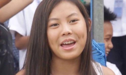 Мать бросила девочку в коробке на вокзале в китайской провинции и её удочерила американская семейная пара. 03