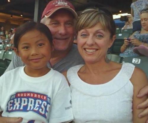 Мать бросила девочку в коробке на вокзале в китайской провинции и её удочерила американская семейная пара. 02