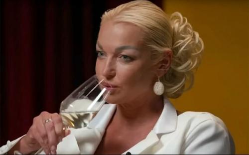 Первый выпуск шоу Звёзды под Капельницей уже вызвал бурю эмоций. 02