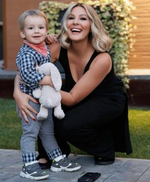 Мария кожевникова представила своим подписчикам своего четвертого сына.

