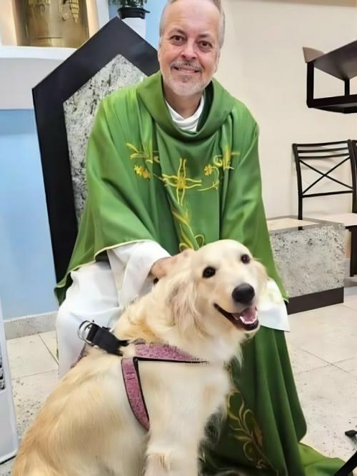 Священник Жоао Пауло араужо Гомес из Бразилии нашел способ сделать церковную службу еще душевнее. 01