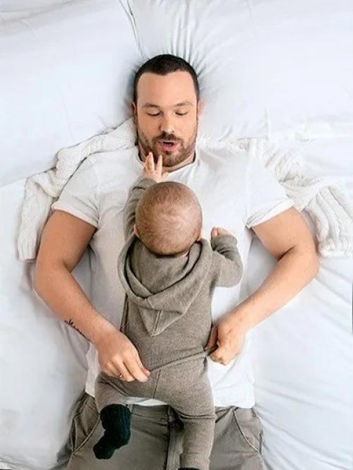 Могу Смотреть на это Вечно: жена Чадова показала, как звёздный папа превращается в нежнейшего котика рядом с дочкой. 01