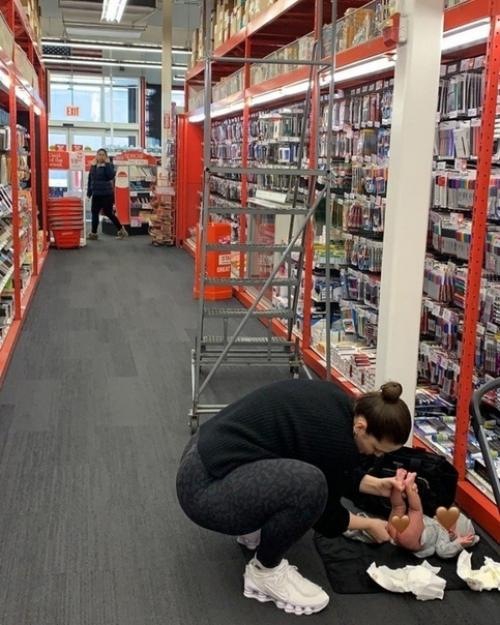 Известная модель Эшли грэми недавно родившая ребенка не видит ничего постыдного в том, чтобы кормить ребенка в общественном месте. 01