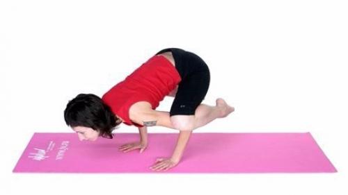 Поза ворона в йоге. Поза вороны.

Обычно бакасана, или поза вороны, - это первый баланс на руках, с которым знакомят новичков.