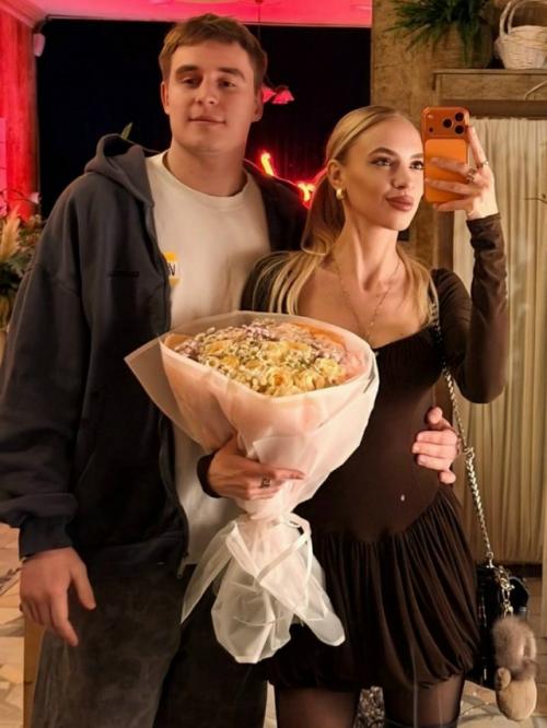 Комедийная актриса надежда Сысоева впервые показала публике своего 25-летнего возлюбленного - Николая безопасность.  