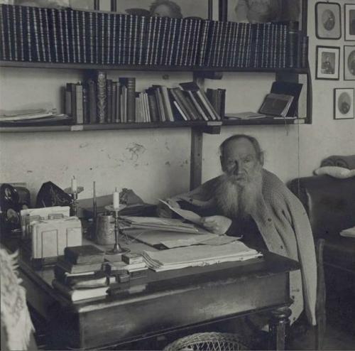 Литературовед Борис Томашевский вскоре после кончины толстого посетил ясную поляну и пытался расспрашивать о нём местных крестьян.