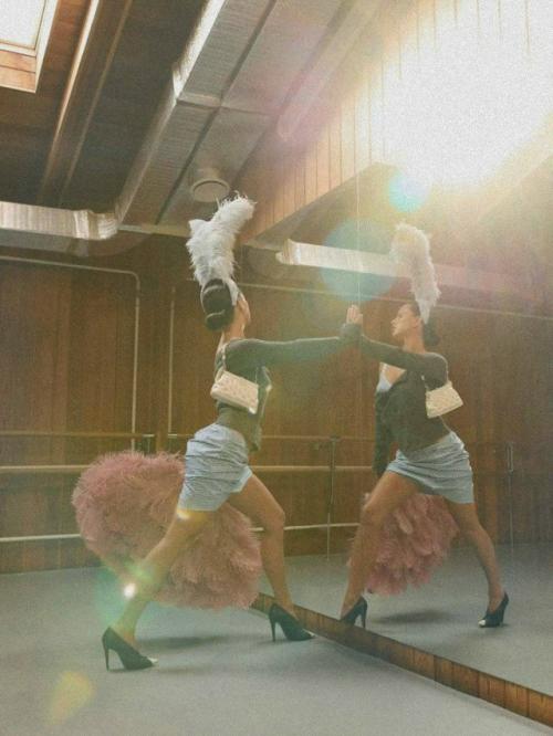 Zivert расцвела весной: певица в нежном образе в новой фотосессии для The Blueprint Media. 04