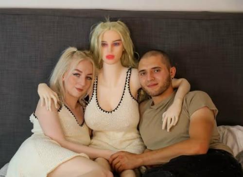 У куклы голова не болит: в сети обсуждают семью, которая завела силиконового дублера для жены. 

