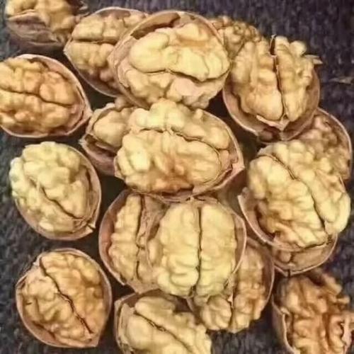 Не нужно лупить молотком и зажимать в дверях: показываю хитрость как легко очистить грецкие орехи.  