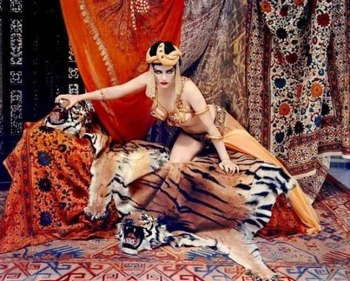 Фотосессия Ричарда аведона 1958 года открыла миру новую Мэрилин Монро - дисциплинированного мастера трансформации.  