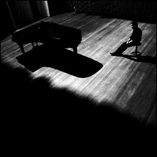 Личность, на первый взгляд не имеющая тени, или наивная и поверхностная, или глубоко незрелая и бессознательная.