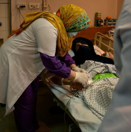 Жёсткие ограничения: в Афганистане запрещают контрацепцию и закрывают роддома.

