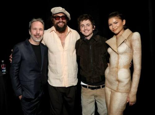 Зендая вновь подтверждает статус иконы стиля, открывая сезон мероприятий в наряде из новой коллекции Дэниела розберри. 01