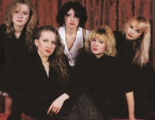 Параллели в жизни и на экране: Алена Апина встречается с Анастасией Уколовой, ее экранным двойником в сериале о группе 'комбинация'. 03