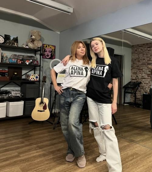 Параллели в жизни и на экране: Алена Апина встречается с Анастасией Уколовой, ее экранным двойником в сериале о группе 'комбинация'. 02