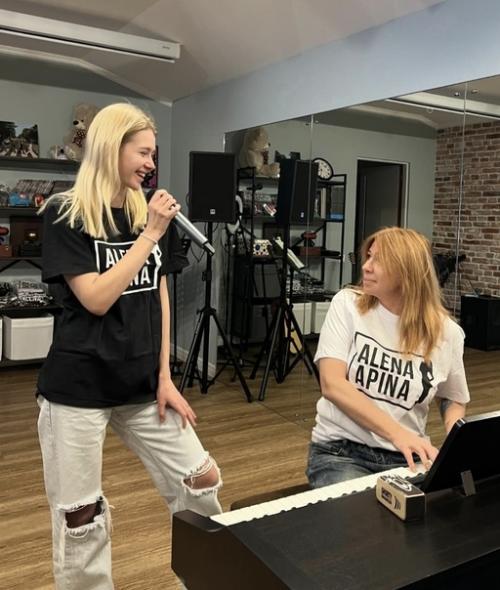 Параллели в жизни и на экране: Алена Апина встречается с Анастасией Уколовой, ее экранным двойником в сериале о группе 'комбинация'. 01