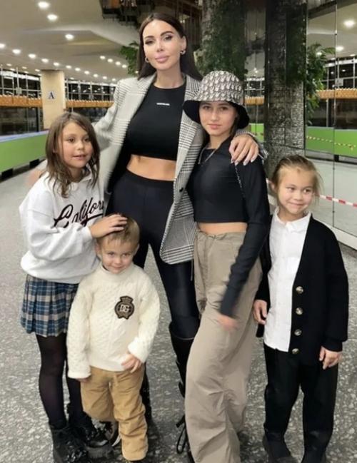 Оксана Самойлова выражает своё недовольство трудностями, с которыми сталкивается её дочь в переходный возраст. 01