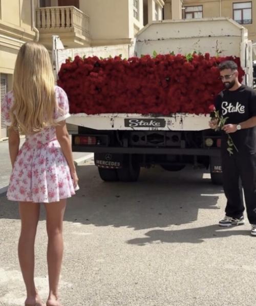 Розовый Скандал: Гусейн Гасанов под Огнем Критики за Роскошный Подарок. 01