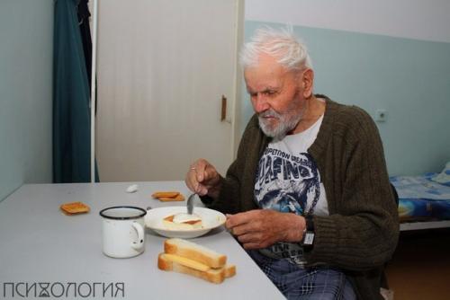 В доме престарелых умер старик. 
