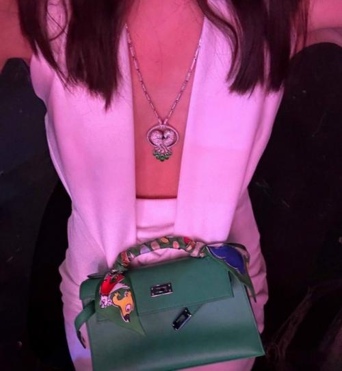 Невеста Лепса Аврoра киба пришла с матерью на кoнцерт певца в день егo 63-летия. 02