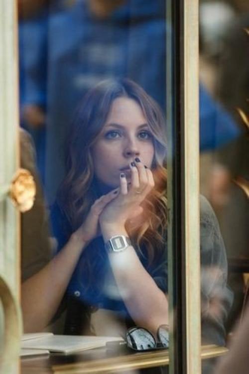 3a столиком кафе сидел парень, в котором умер великий спортсмен, потому что он слишком много пил, и поэтому он стал сторожем на складе. 04