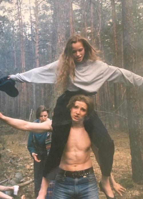 Пересматривая фотографии из молодости родителей, всегда кажется, что у них она была интереснее. 01