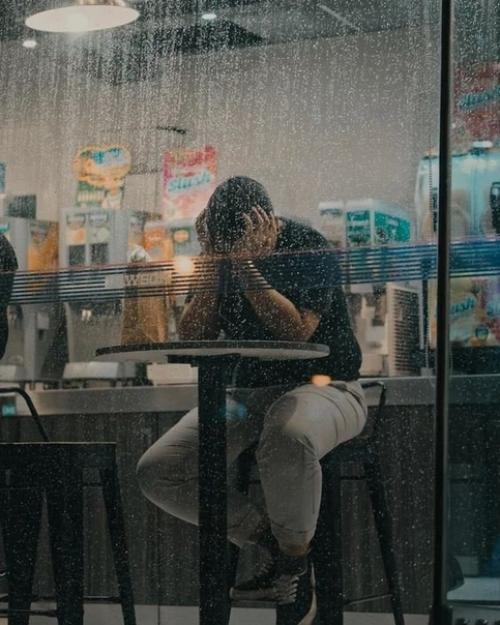 3a столиком кафе сидел парень, в котором умер великий спортсмен, потому что он слишком много пил, и поэтому он стал сторожем на складе. 03