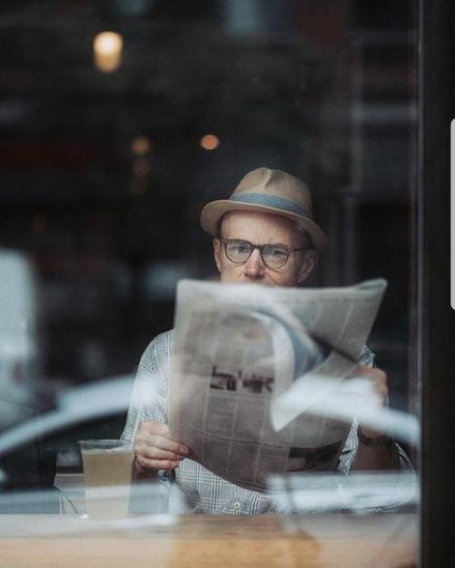 3a столиком кафе сидел парень, в котором умер великий спортсмен, потому что он слишком много пил, и поэтому он стал сторожем на складе. 02